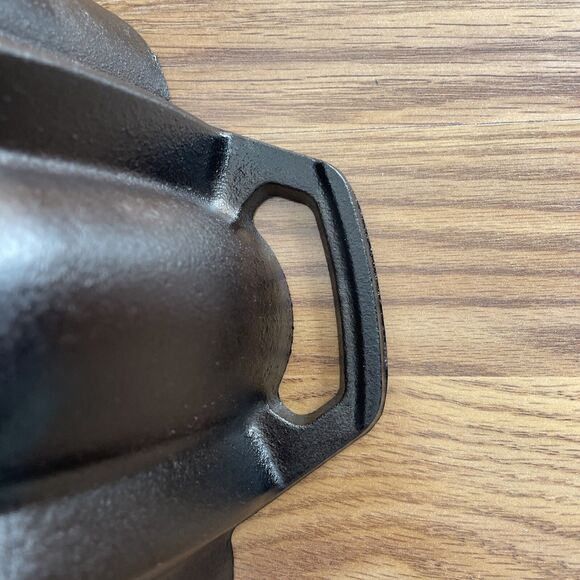 Lodge 1896 Cast Iron Fluted Cake Pan RARE* DISCONTINUED - Picture 7 of 14